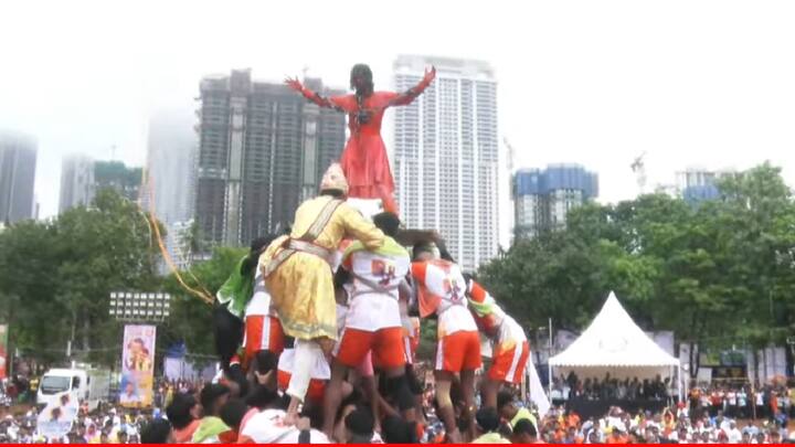 महाराष्ट्राचे मुख्यमंत्री देवेंद्र फडणवीस यांनी या दहीहंडी सोहळ्याला उपस्थित राहत, येथे हंडी फोडली. त्यानंतर, येथील दहीहंड उत्सवात गोविंद पथकाने उंचच उंच थर लावून मुख्यमंत्र्‍यांचं लक्ष वेधलं.