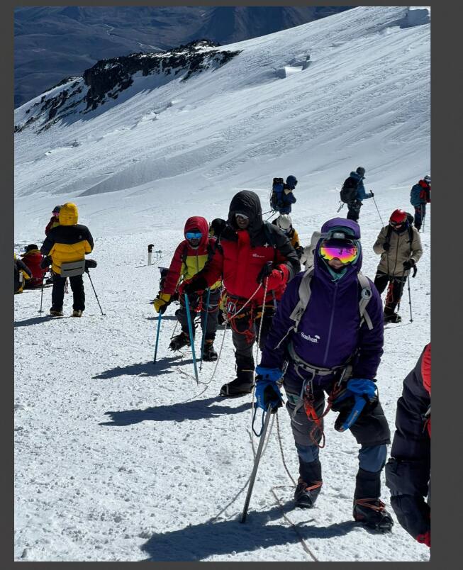 धैर्याचे वय अवघे १३ वर्षांचे असून, तिने युरोप खंड व रशिया येथील माऊंट एलब्रुस हे शिखर सर केले.