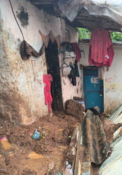 रात्रीच्या अंधारात मातीचा ढिगारा खाली आला आणि घर गाडले गेले.