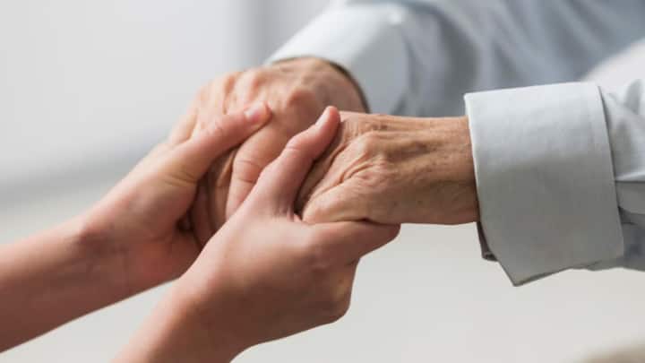 ফলে রক্তের সম্পর্ক থাকা সত্ত্বেও বাড়ির বয়স্ক মানুষটির থেকে ক্রমশ দূরে সরে যাই আমরা। চারিদিকের ব্যস্ততার মধ্যে আলাদা করে তাঁকে নিয়ে ভাবার সময় পাই না। এতে তাঁরা কিন্তু একাকিত্বের অন্ধকারে ডুবে যান। মনের সঙ্গে সারাক্ষণ দ্বন্দ্ব চলে তাঁদের।