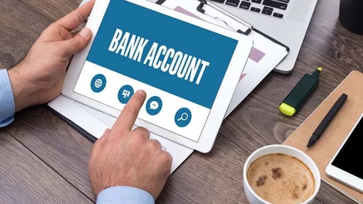 अकाउंट खोलते समय किया गया सिग्नेचर आपकी पहचान का अहम हिस्सा बन जाता है. लेकिन अक्सर लोग सालों बाद उस सिग्नेचर को भूल जाते हैं या फिर लिखावट बदल जाने से दिक्कत आने लगती है. ऐसे हालात में परेशानी हो सकती है.