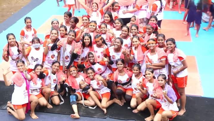 सकाळपासून सुरू झालेला सलामी सोहळा: सकाळीच विविध गोविंदा पथके हंडीला सलामी देण्यासाठी उत्सवस्थळी दाखल होत आहेत.