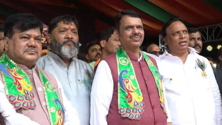 संभाजीराजे आणि छत्रपती शिवाजी महाराज भेट, तसेच संभाजीराजेंच्या शौर्याचं बलिदान या दृश्यातून साकारण्यात आले. यावेळी, मुख्यमंत्री देवेंद्र फडणवीस हेही भारावल्याचं दिसून आले, त्यांनी टाळ्या वाजवून गोविंदा पथकाला दाद दिली.