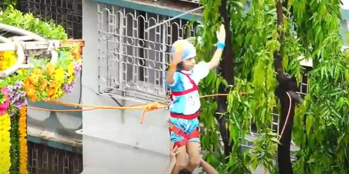 जय जवानच्या बालगोविंदाने सलामी दिली.