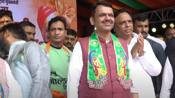 मुंबईतील अनेक मंडळांकडून, राजकीय पक्षाच्या नेत्यांकडून, पदाधिकाऱ्यांकडूनही मोठ-मोठ्या पथकांची सलामी देण्यात येत आहे. अगदी 9 ते 10 थरांपर्यंत गोविंद पथकांकडून सलामी दिली जात आहे.