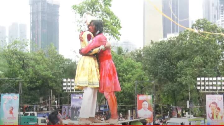 लाखोंची बक्षीसं असणारी मुंबईतील सर्वात मोठी दहीहंडी म्हणजे वरळीच्या जांबोरी मैदानावरील परिवर्तन दहिहंडी 2025 होय. भाजपा मुंबईच्यावतीने येथे दहीहंडी उत्सव सुरू असून गोविंदा पथकांसह चाहत्यांचीही मोठी गर्दी येथे जमली आहे.