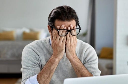 थकान और कमजोरी: दिनभर बिना किसी भारी काम के ही थकावट महसूस होना, नींद पूरी होने के बाद भी कमजोरी रहना हार्ट ब्लॉकेज का लक्षण हो सकता है. धमनियों में रुकावट की वजह से शरीर को पर्याप्त खून और ऑक्सीजन नहीं मिल पाती, जिससे लगातार थकान महसूस होती है.