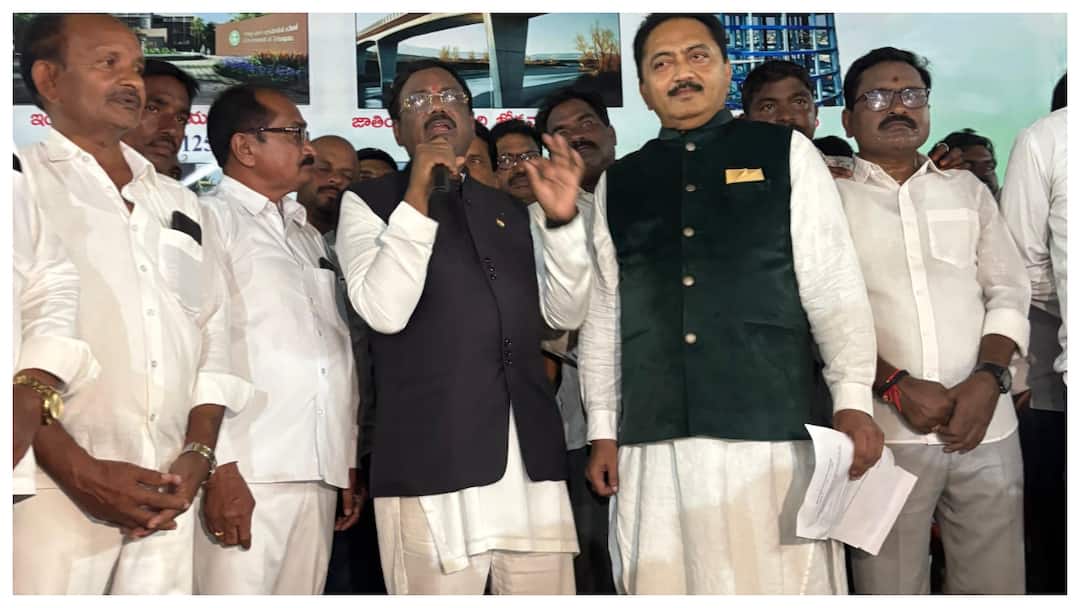 Mancherial Latest News: చెన్నూరు నియోజకవర్గం కాంగ్రెస్ పార్టీలో భారీగా చేరికలు- స్థానిక సంస్థల్లో భారీ విజయానికి మంత్రి వివేక్ స్కెచ్ Minister Vivek is taking steps for success of local bodies in Chennur constituency Mancherial Latest News: చెన్నూరు నియోజకవర్గం కాంగ్రెస్ పార్టీలో భారీగా చేరికలు- స్థానిక సంస్థల్లో భారీ విజయానికి మంత్రి వివేక్ స్కెచ్