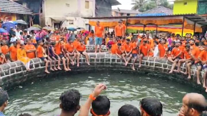 रायगड जिल्ह्यातील एक गाव एक दहीहंडी म्हणून प्रसिद्ध असलेली अलिबाग तालुक्यातील कुर्डूस गावामध्ये 33 वर्षाची परंपरा असलेल्या या गावात विहिरीवर 25 फूट उंचीवर दहीहंडी फोडण्याची वेगळीच प्रथा आहे.