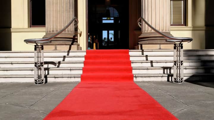 ଗ୍ରୀସ୍ ଦେଇ ଅନ୍ୟ ଦେଶଗୁଡ଼ିକରେ ଲାଲ କାର୍ପେଟ୍ ପହଞ୍ଚିଥିଲା। ୧୮୨୧ ମସିହାରେ ତତ୍କାଳୀନ ରାଷ୍ଟ୍ରପତି ଜେମ୍ସ ମୋରୋୟଙ୍କୁ ସ୍ୱାଗତ କରିବା ପାଇଁ ପ୍ରଥମ ଥର ପାଇଁ ଲାଲ କାର୍ପେଟ୍ ସରକାରୀ ଭାବରେ ବ୍ୟବହାର କରାଯାଇଥିଲା।