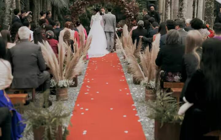 ਹੁਣ ਵਿਸ਼ਵ ਨੇਤਾਵਾਂ ਅਤੇ ਪਤਵੰਤਿਆਂ ਦੇ ਸਵਾਗਤ ਵਿੱਚ ਲਾਲ ਕਾਰਪੇਟ ਦੀ ਵਰਤੋਂ ਕਰਨਾ ਇੱਕ ਪਰੰਪਰਾ ਹੈ, ਜੋ ਮੇਜ਼ਬਾਨ ਦੇਸ਼ ਦੇ ਮਹਿਮਾਨ ਪ੍ਰਤੀ ਸਤਿਕਾਰ ਅਤੇ ਦੋਸਤੀ ਨੂੰ ਦਰਸਾਉਂਦੀ ਹੈ। ਇਸ ਦੇ ਨਾਲ ਹੀ, ਵਿਆਹਾਂ ਵਿੱਚ ਵੀ ਲਾਲ ਕਾਰਪੇਟ ਵਿਛਾਉਣ ਦਾ ਰੁਝਾਨ ਹੈ।