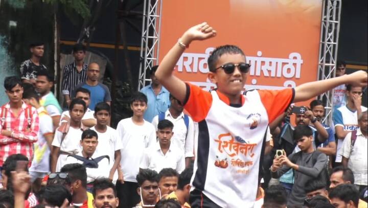 काम आणि सराव यांचा समतोल राखणारी तरुणाई: जाधव यांनी सांगितलं की, हे तरुण दिवसभर काम करतात, पण महिनाभर संध्याकाळी सराव करून उत्सवासाठी स्वतःला तयार करतात — हा दिवस त्यांच्यासाठीच आहे.