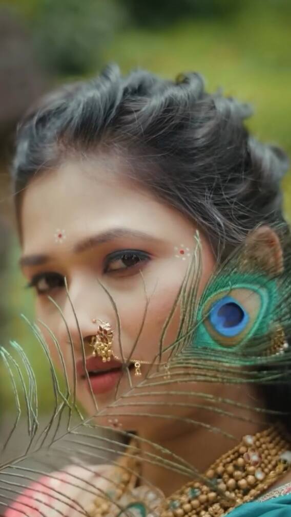 गौतमी पाटील राधाच्या रुपात, कॅमेऱ्याकडून पाहून लाजली, पाहा फोटो!