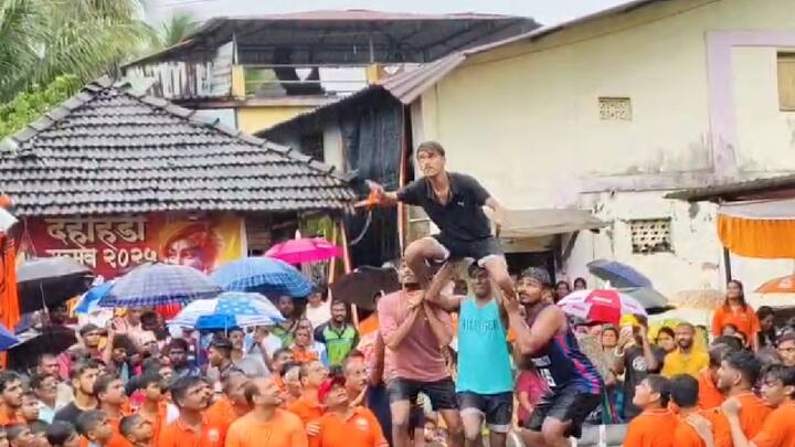 दरम्यान, रायगड जिल्ह्यातल्या सुधागड तालुक्यामधील जांबुलपाडा गावात अनोखी दहीहंडी फोडण्याची प्रथा आहे. अंगावर आसुडाचे फटके मारत ही दहीहंडी फोडली जाते.