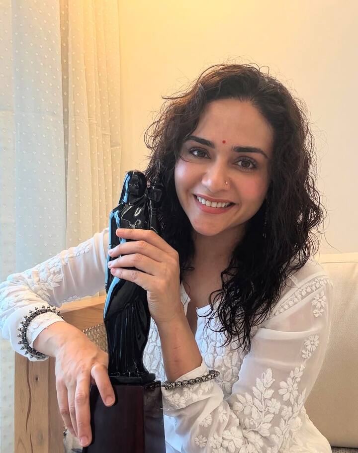 अमृता हल्ली अनेक प्रोजेक्ट्स साठी परदेश दौरा करत आहे आणि तिने भारतात परत आल्यावर आज हा खास क्षण सगळ्यांसोबत शेयर केला आहे. आईच्या हातात असलेला महाराष्ट्र राज्य चित्रपट पुरस्कार आणि अमृता असे खास फोटो तिने सोशल मीडिया वर पोस्ट केले आहेत आणि एक भावनिक पोस्ट देखील लिहिली आहे.
