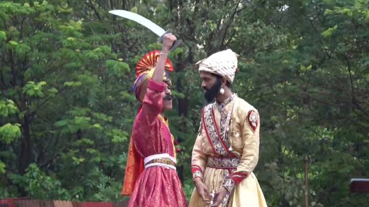 ना. अॅड आशिष शेलार आणि भाजपा-मुंबई आयोजक अॅड. संतोष पांडे यांच्याकडून वरळीत परिवर्तन इंडिया फाउंडेशनच्या माध्यमातून ही मुंबईतील सर्वात मोठी दहीहंडी उत्सव साजरा झाला.