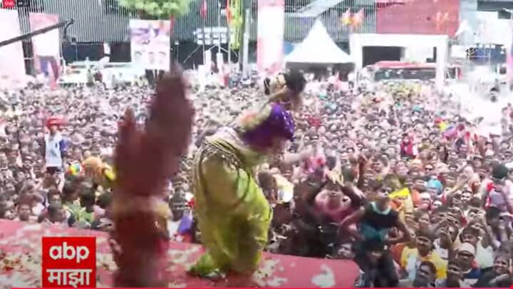 गौतमी पाटीलने तिच्या खास शैलीत नृत्य केले.