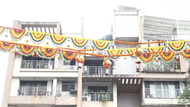 गोविंदा पथकांचा सज्ज दिमाख: विविध गोविंदा पथके मोठ्या उत्साहात दहीहंडी फोडण्यासाठी सज्ज आहेत.