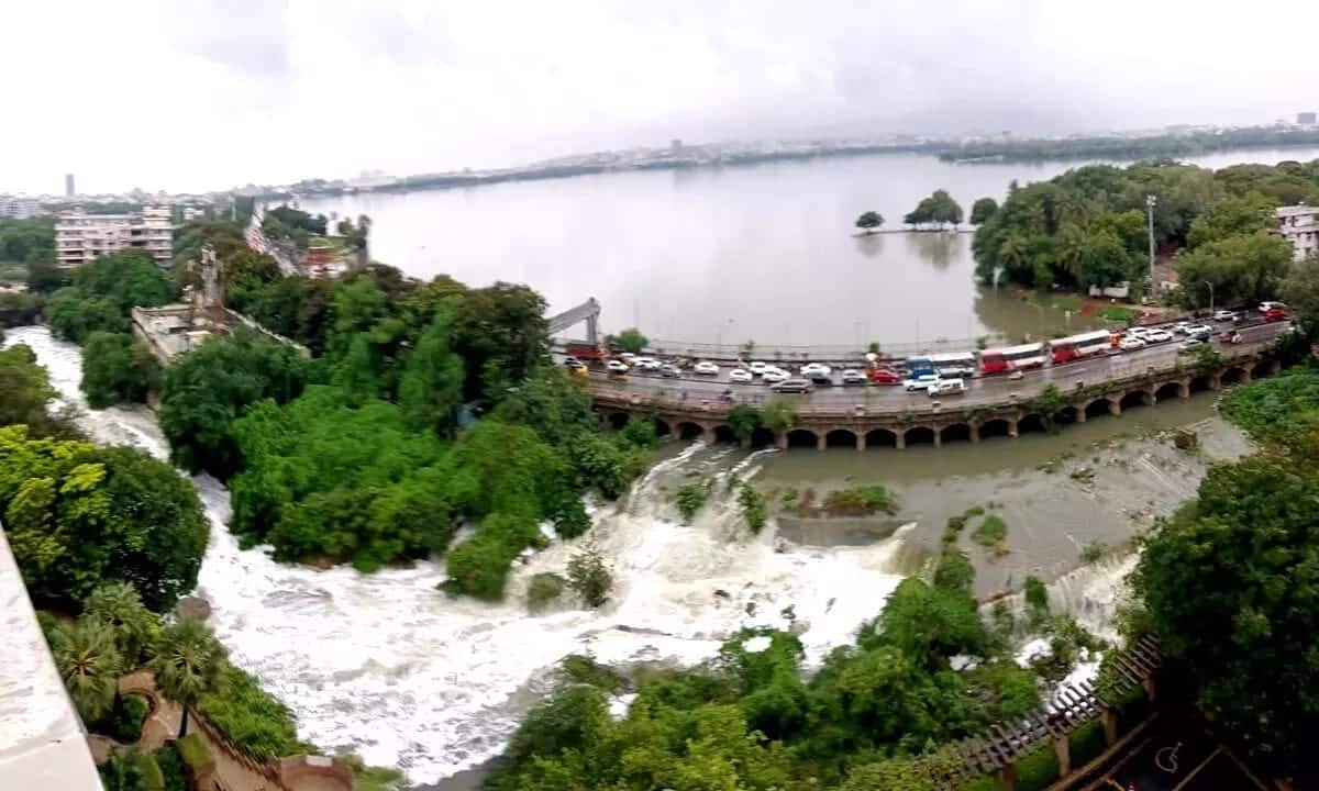Hyderabad Rains: వర్షాలను లైట్ తీసుకోవద్దు.. ఆ సమయంలో ఇళ్లు దాటి రావొద్దు, హైదరాబాద్ లో హైఅలెర్ట్ !