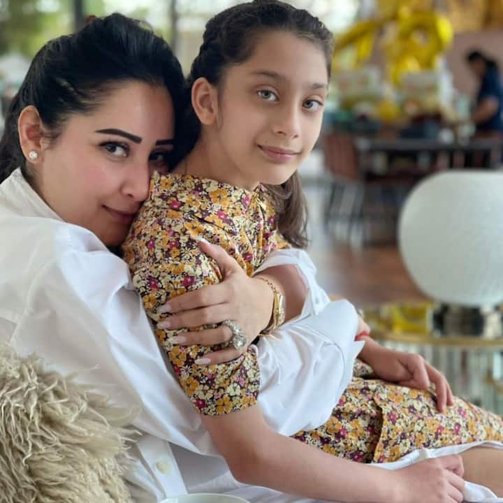 इकरा दत्त अभी महज 14 साल की हैं. इस उम्र में वो भी बहुत ही सुंदर दिखती हैं और काफी स्टाइलिश भी हैं.