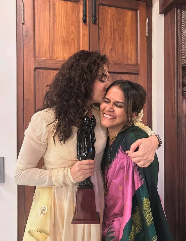 परदेशात असताना अमृताला उत्कृष्ट अभिनेत्री म्हणून यंदाचा 60 आणि 61 वा महाराष्ट्र राज्य चित्रपट पुरस्कार प्राप्त झाला पण ती परदेशात असल्याने हा पुरस्कार दिग्दर्शक प्रसाद ओक यांनी स्वीकारला होता आणि आता अमृताच्या घरी 