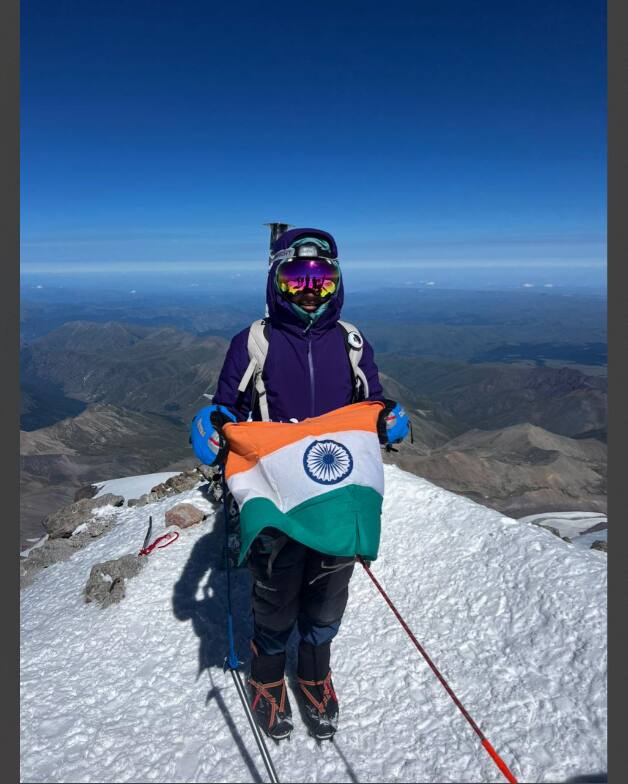 पहिल्या दिवशी मिनरली ओडी या गावी पोहोचली. दुसऱ्या दिवशी आजाऊ येथे पोहाचत तिने ३ हजार मीटर उंचीचा ट्रेक चढाई केली. तिसऱ्या दिवशी बेस कॅम्प असलेले माऊंटन हंट येथे पोहोचली.