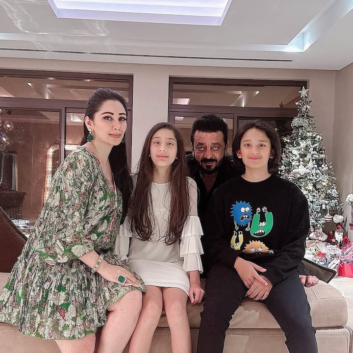 संजय दत्त बॉलीवुड के वो स्टार हैं. जिनकी प्रोफेशनल और पर्सनल लाइफ खूब विवादों से होकर गुजरी है. एक्टर ने तीन शादियां की है. इस वक्त वो तीसरी पत्नी मान्यता दत्त के साथ हैप्पी लाइफ जी रहे हैं.