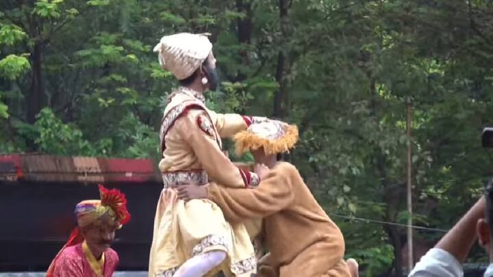 छावा सिनेमातील छत्रपती संभाजीराजेंच्या भूमिकेत गोविंदांनी उंच मनोऱ्यावर उभे राहून सादरीकरण केले. यावेळी, कवी कलश यांच्या कविता, संभाजीराजेंची भेट हा सीन पाहून अनेकजण भारावून गेले