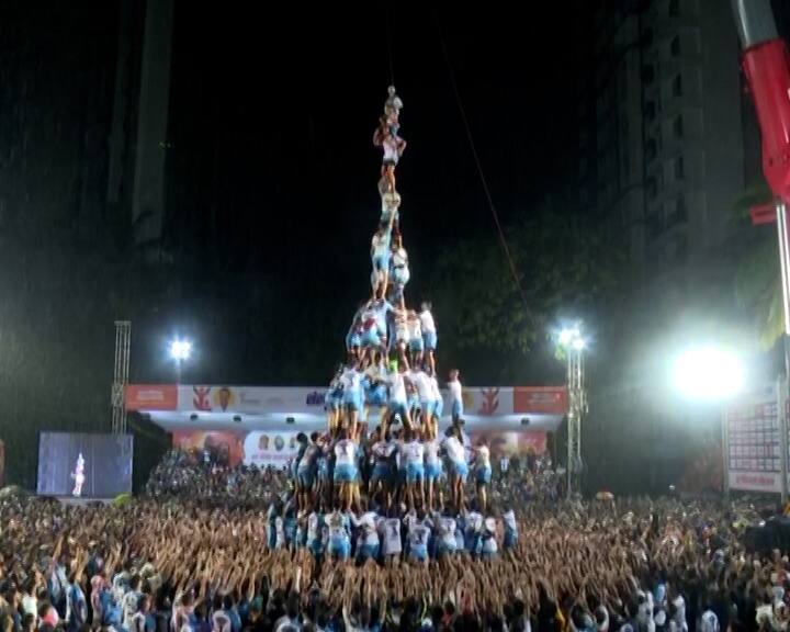 मुंबईतील मानाच्या गोविंदा पथकांपैकी एक असणाऱ्या जय जवान गोविंदा पथकाने दिवसभरात दुसऱ्यांदा दहा थर लावून इतिहास रचला आहे.