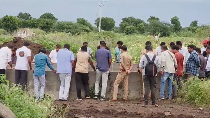 राहाता तालुक्यातील कोऱ्हाळे शिवारात निर्दयी बापाने मुलांना विहिरीत ढकलून  स्वत: आत्महत्या केल्याची प्राथमिक माहिती आहे. अरुण काळे (वय 30 वर्षे) राहणार चिखली कोरेगाव, तालुका श्रीगोंदा असे बापाचे नाव आहे.