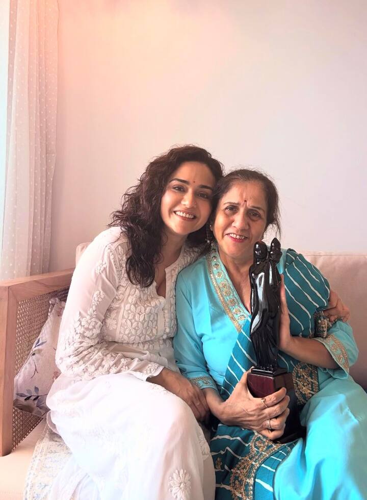 अमृताने सोशल मीडियावर फोटो शेअर करत एक भावनिक पोस्ट लिहिली – “एकदाचा हातात पुरस्कार आला, खूप आनंद होतोय.” तिने राज्य शासनाचे, चंद्रमुखीच्या संपूर्ण टीमचे, आणि तिच्या प्रवासात सोबत असलेल्या प्रत्येकाचे मनापासून आभार मानले. 