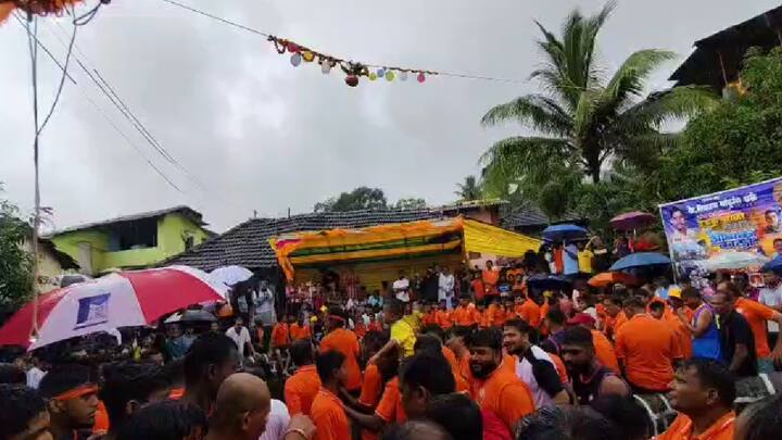 दहीहंडी पाहण्यासाठी दरवर्षी हजारोंच्या संख्येने गोविंदा दाखल होतात. यंदा देखील ही दहीहंडी पाण्यासाठी हजारोंच्या संख्येने येथील दहीहंडी उत्सवात गर्दी उसळली आहे.