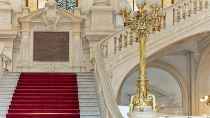 ୧୯ଶ ଏବଂ ୨୦ଶ ଶତାବ୍ଦୀରେ ଆନୁଷ୍ଠାନିକ ସ୍ୱାଗତ, ବିଶେଷକରି କୂଟନୈତିକ ଏବଂ ରାଜକୀୟ କାର୍ଯ୍ୟକ୍ରମରେ ଲାଲ କାର୍ପେଟର ବ୍ୟବହାର ସାଧାରଣ ହୋଇଗଲା। ୨୦ଶ ଶତାବ୍ଦୀରେ, ହଲିଉଡ୍ ଏବଂ ଅନ୍ୟାନ୍ୟ ମନୋରଞ୍ଜନ ଶିଳ୍ପ ଏହାକୁ ପୁରସ୍କାର ସମାରୋହ (ଯେପରିକି ଓସ୍କାର) ପାଇଁ ଲୋକପ୍ରିୟ କରିଥିଲା, ଏହାକୁ ଖ୍ୟାତି ଏବଂ ଗ୍ଲାମରର ଏକ ବିଶ୍ୱ ପ୍ରତୀକ କରିଥିଲା।