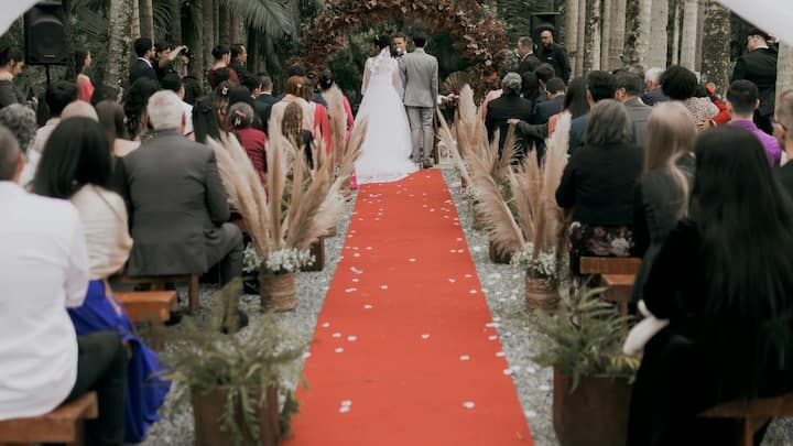 ବର୍ତ୍ତମାନ ବିଶ୍ୱ ନେତା ଏବଂ ବିଶିଷ୍ଟ ବ୍ୟକ୍ତିମାନଙ୍କୁ ସ୍ୱାଗତ କରିବାରେ ଲାଲ କାର୍ପେଟର ବ୍ୟବହାର ଏକ ପରମ୍ପରା, ଯାହା ଅତିଥିଙ୍କ ପ୍ରତି ଆୟୋଜକ ଦେଶର ସମ୍ମାନ ଏବଂ ବନ୍ଧୁତାକୁ ଦର୍ଶାଏ। ଏହା ସହିତ, ବିବାହରେ ମଧ୍ୟ ଲାଲ କାର୍ପେଟ ବିଛାଇବାର ଏକ ଧାରା ରହିଛି।