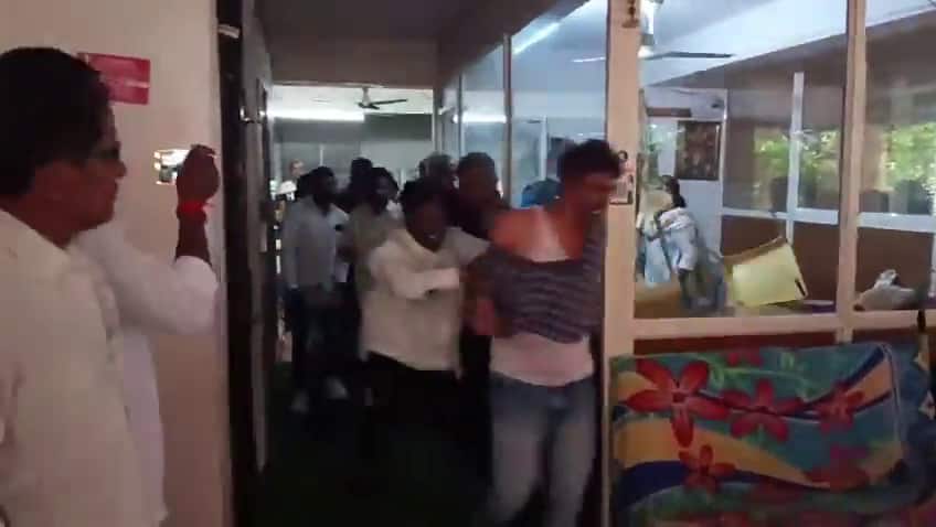 Hyderabad Crime News: మైనర్ పై హాస్టల్ యజమాని లైంగిక వేధింపులు, చితకబాదిన బాలిక తల్లిదండ్రులు, బంధువులు