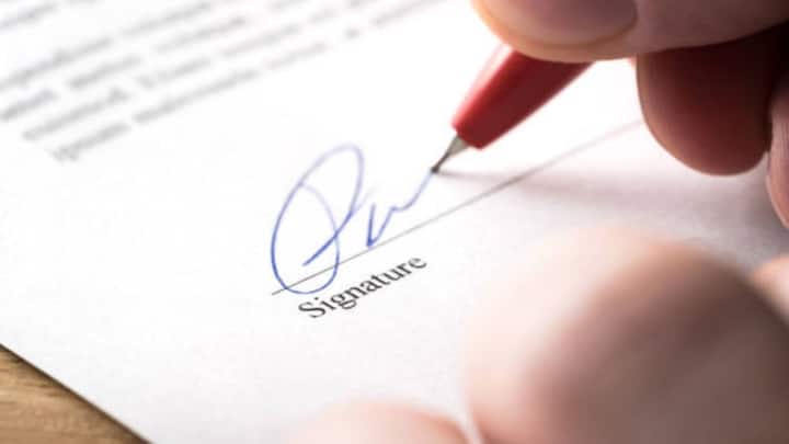 अगर चेक पर सिग्नेचर मैच नहीं हुआ या कोई जरूरी दस्तावेज साइन करने में फर्क आ गया. तो ट्रांजैक्शन रुक सकता है. बैंक के लिए यह सुरक्षा से जुड़ा मामला होता है. इस वजह से ग्राहक को परेशानी का सामना करना पड़ता है और कई बार पेमेंट भी लटक जाता है.