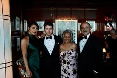 प्रियंका चोपड़ा ने सास-ससुर की 40वीं एनिवर्सरी पर किया ग्रैंड सेलिब्रेशन, सिल्क गाउन में पति निक संग दिए रोमांटिक पोज