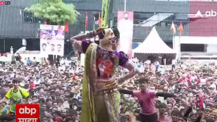 गौतमीची एक झलक पाहण्यासाठी तरुणाई बेभान