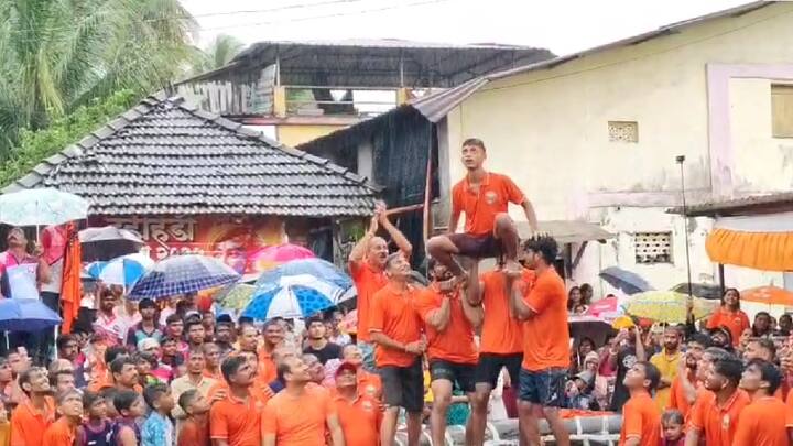 दहीहंडी फोडण्यासह पाण्यात पोहण्याचा आनंद देखील कुर्डूस गावातील गोविंदांना मिळतो. त्यामुळे, या दहीहंडीचा जिल्हाभर चर्चा असते, दूरच्या गावातून हा दहीहंडी उत्सव पाहायला लोक येतात.