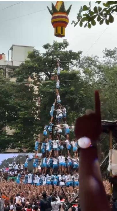 हा सोहळा उपस्थितांनी उभं राहून टाळ्यांच्या गजरात साजरा केला.