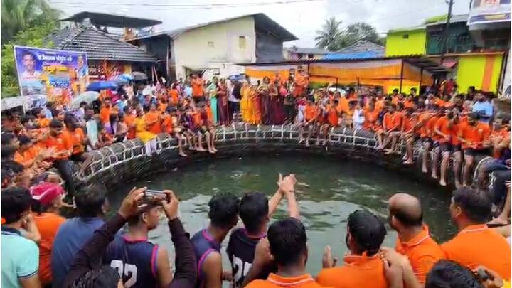 गावच्या मध्यावर असलेली ही विहीर 40 फूट खोल आहे, मात्र या विहिरीच्या उंचीवर 25 फुटावर बांधण्यात आलेल्या दहीहंडीला फोडण्यासाठी अनेक गोविंदा पथक अपयशी ठरतात.