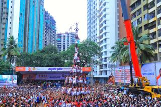 Dahi Handi 2025 Govinda: मुंबईतल्या दोन मंडळांनी सकाळीच 9 थर लावले, जय जवानचे चार एक्के लागले, पण उतरताना पाय सटकला अन्...