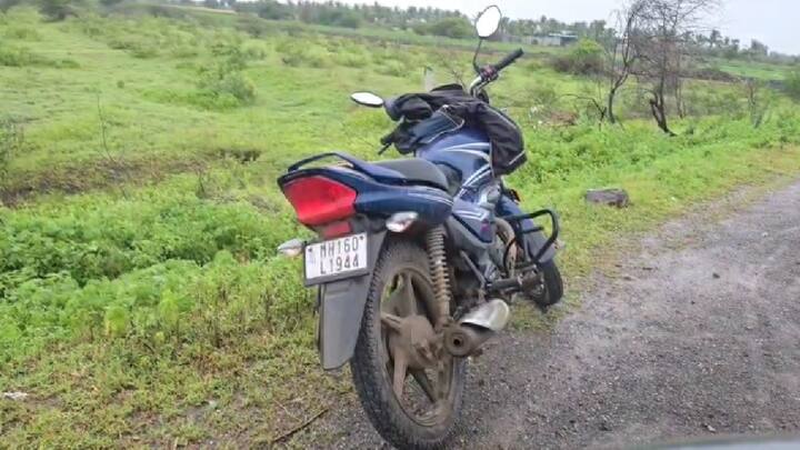 एक हात आणि एक पाय दोरीने बांधलेल्या अवस्थेत विहिरीत अरुण काळे यांचा मृतदेह आढळला असून स्वत: हात पाय बांधून आत्महत्या केल्याची शक्यता वर्तवली जात आहे.