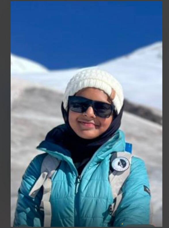 दोन मृत ज्वालामुखींपासून बनलेले हे शिखर असून, त्याची समुद्र सपाटीपासून उंची तब्बल ५ हजार ६४१ मीटर (१८ हजार ५१० फूट) एवढी आहे.सगळीकडे बर्फच बर्फ, अशा स्थितीतून धैर्याचा शिखर चढण्याचा प्रवास सुरु झाला.
