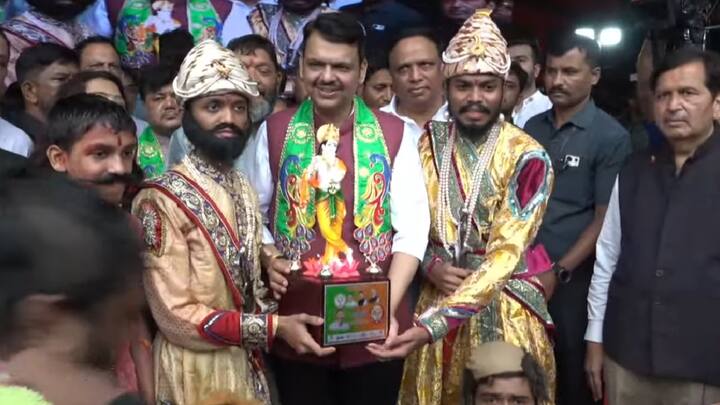 देशभरात आज दहीहंडी उत्सावाचा जल्लोष पाहायला मिळत असून मुंबईसह महाराष्ट्रात गोविंद पथकांचे उंचच उंच मनोरे पाहायला मिळत आहे.