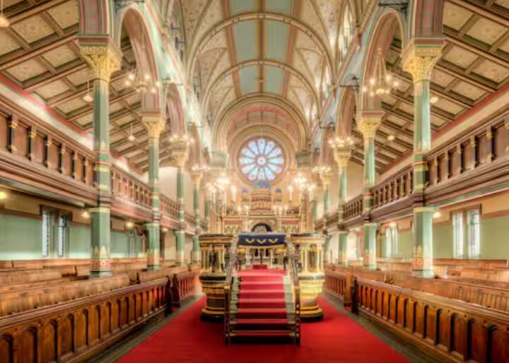 ਲਾਲ ਰੰਗ ਦੌਲਤ, ਸ਼ਕਤੀ ਅਤੇ ਵੱਕਾਰ ਨਾਲ ਜੁੜਿਆ ਹੋਇਆ ਮੰਨਿਆ ਜਾਂਦਾ ਹੈ, ਕਿਉਂਕਿ ਲਾਲ ਕੱਪੜੇ ਅਤੇ ਗਲੀਚੇ ਮਹਿੰਗੇ ਸਨ ਅਤੇ ਬਣਾਉਣ ਲਈ ਮਿਹਨਤ ਦੀ ਲੋੜ ਸੀ।