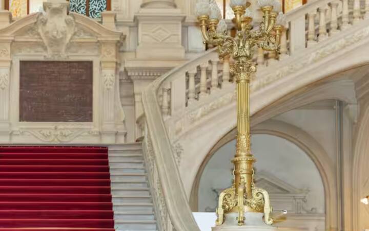 19ਵੀਂ ਅਤੇ 20ਵੀਂ ਸਦੀ ਵਿੱਚ ਰਸਮੀ ਸਵਾਗਤ ਸਮਾਰੋਹਾਂ, ਖਾਸ ਕਰਕੇ ਕੂਟਨੀਤਕ ਅਤੇ ਸ਼ਾਹੀ ਸਮਾਗਮਾਂ ਵਿੱਚ, ਰੈੱਡ ਕਾਰਪੇਟ ਦੀ ਵਰਤੋਂ ਆਮ ਹੋ ਗਈ। 20ਵੀਂ ਸਦੀ ਵਿੱਚ, ਹਾਲੀਵੁੱਡ ਅਤੇ ਹੋਰ ਮਨੋਰੰਜਨ ਉਦਯੋਗਾਂ ਨੇ ਇਸਨੂੰ ਪੁਰਸਕਾਰ ਸਮਾਰੋਹਾਂ (ਜਿਵੇਂ ਕਿ ਆਸਕਰ) ਲਈ ਪ੍ਰਸਿੱਧ ਬਣਾਇਆ, ਜਿਸ ਨਾਲ ਇਹ ਪ੍ਰਸਿੱਧੀ ਅਤੇ ਗਲੈਮਰ ਦਾ ਇੱਕ ਵਿਸ਼ਵਵਿਆਪੀ ਪ੍ਰਤੀਕ ਬਣ ਗਿਆ।