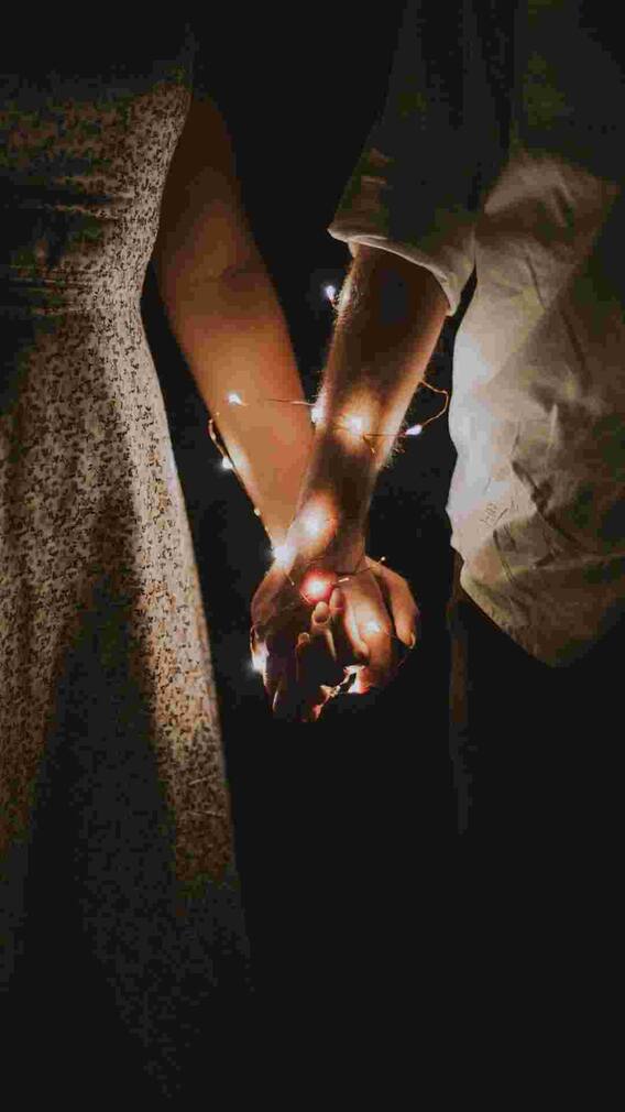 क्या गर्लफ्रेंड के साथ होटल में रुकना गैरकानूनी है?