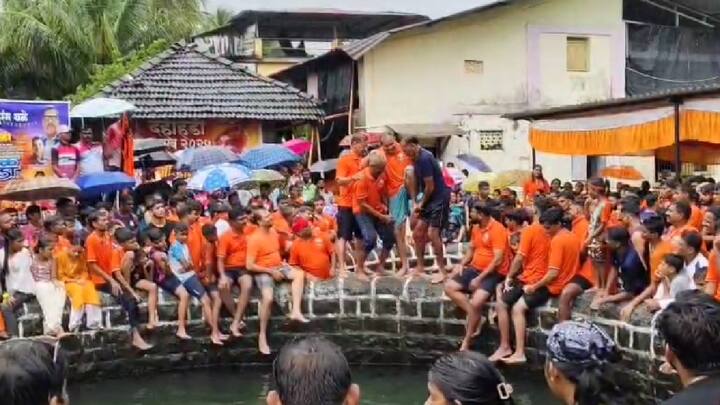 रायगड जिल्ह्यातल्या अलिबाग तालुक्यामध्ये कुर्डूस गाव आहे, या गावांमध्ये एक गाव एक दहीहंडी असा उपक्रम दरवर्षी राबवला जातो.