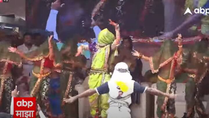 गौतमी पाटीलने नाचायला सुरुवात केल्यानंतर गर्दीतील गोविंदाही नाचायला लागले.